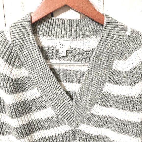 V-neck stripped sweater - Picture 2 of 4